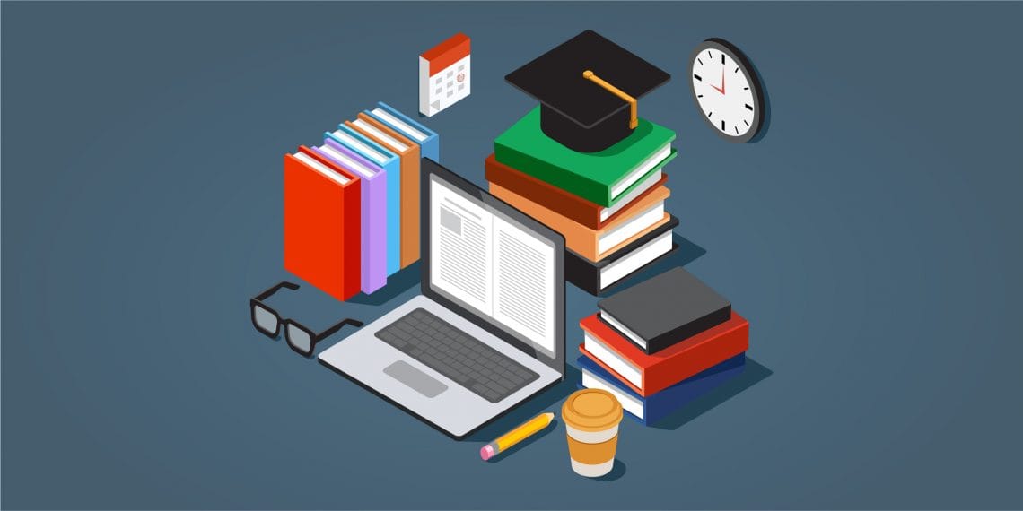 ноутбук и стопка книг