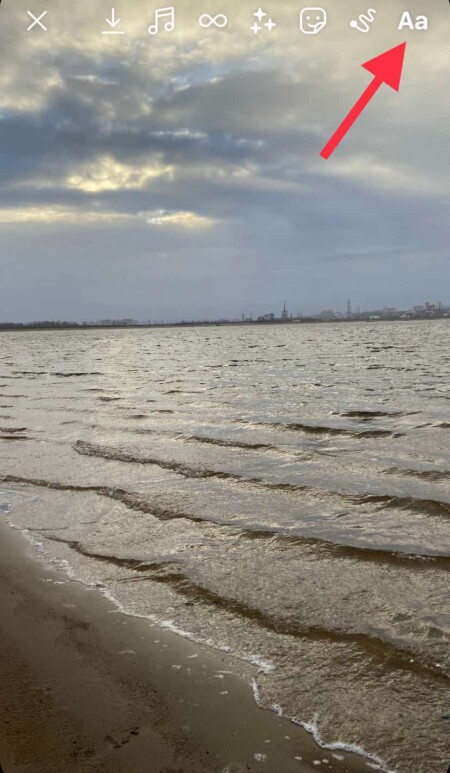 Зайдите в создание историй и нажмите на иконку с изображением букв в правом верхнем углу