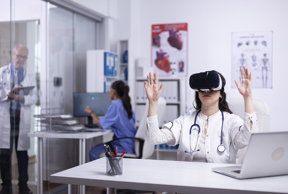 Сегодня студенты-медики могут наблюдать за ходом операции от лица хирурга или его ассистента через vr-очки