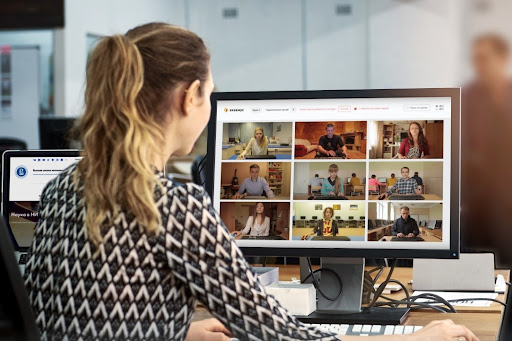 Студент сдаёт экзамены на платформе Examus