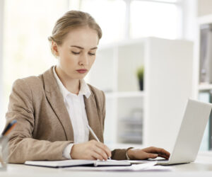 Professiya finansovyy analitik