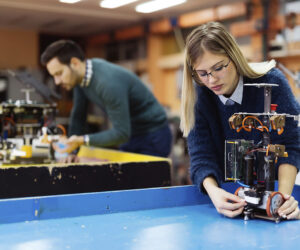 Professiya programmist robototehnik