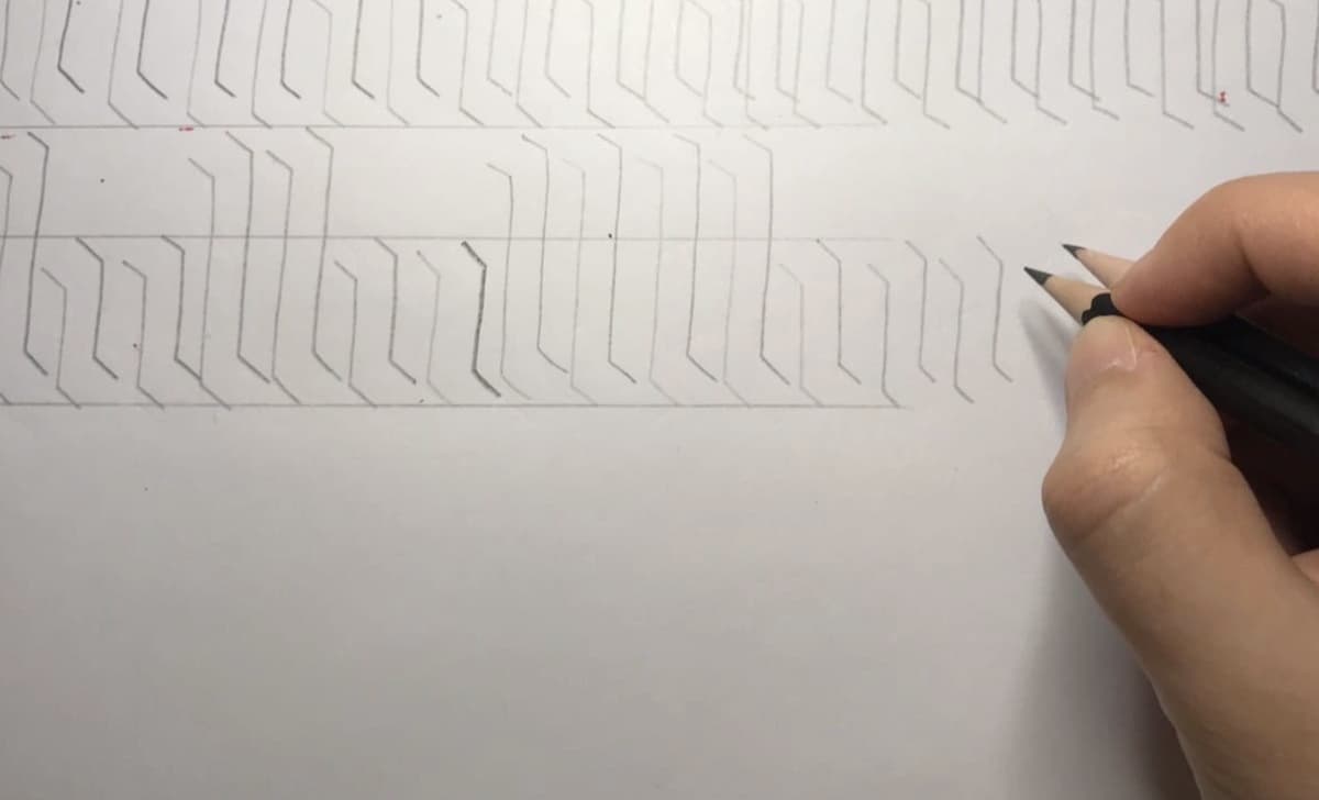 Скрепив карандаши или ручки таким образом, вы сделаете пишущий инструмент, который имитирует перо