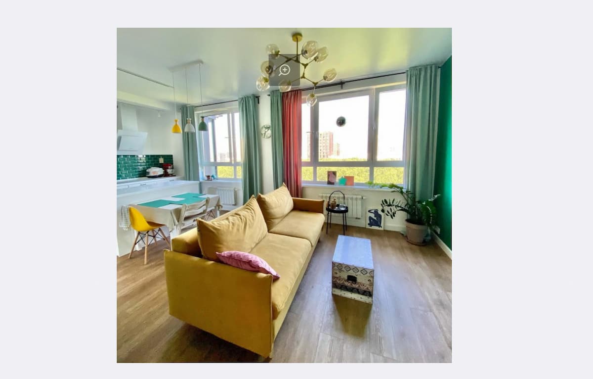 Дизайнер-декоратор Катя Грин добавила ярких красок и необычных предметов декора в интерьер квартиры