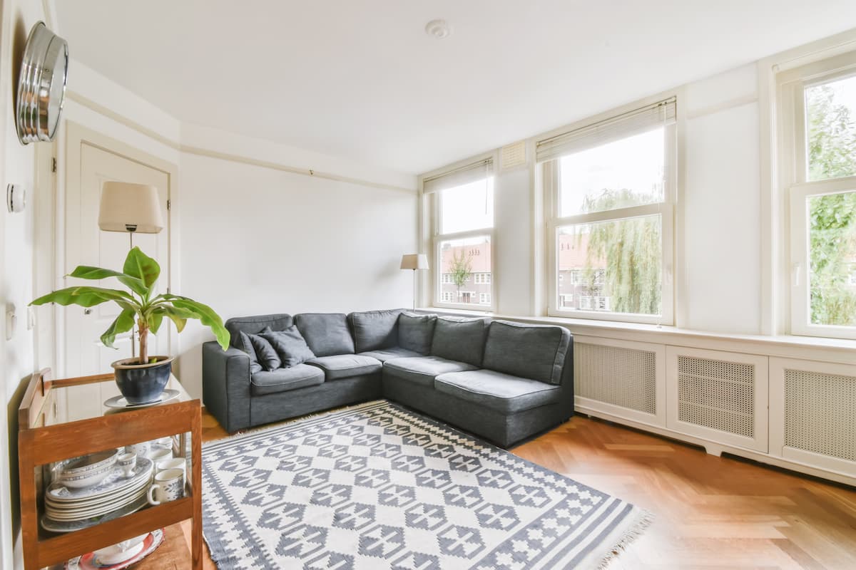 Типичный минималистичный интерьер как из Pinterest, который часто повторяют сегодня.