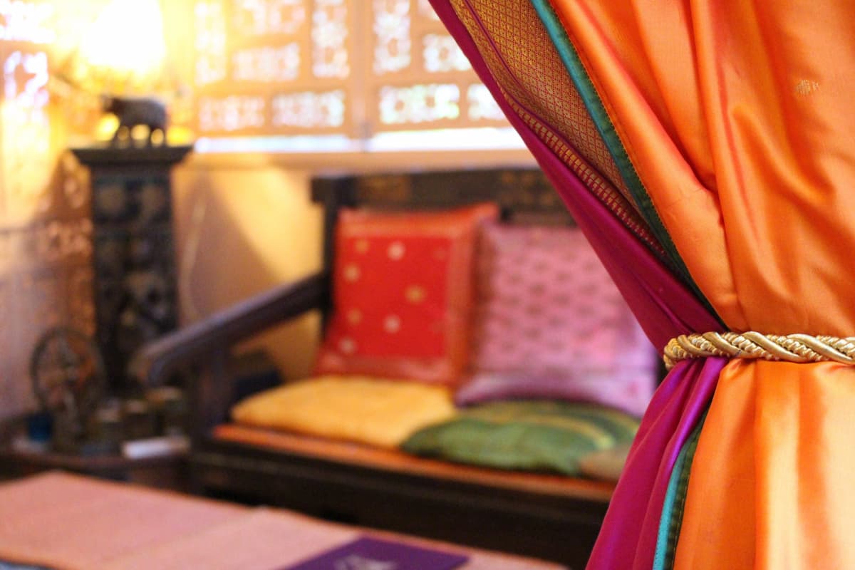 В его основе лежит самобытный стиль бохо с пёстрыми цветами, плетёной мебелью, коваными лампами и фигурками Будды