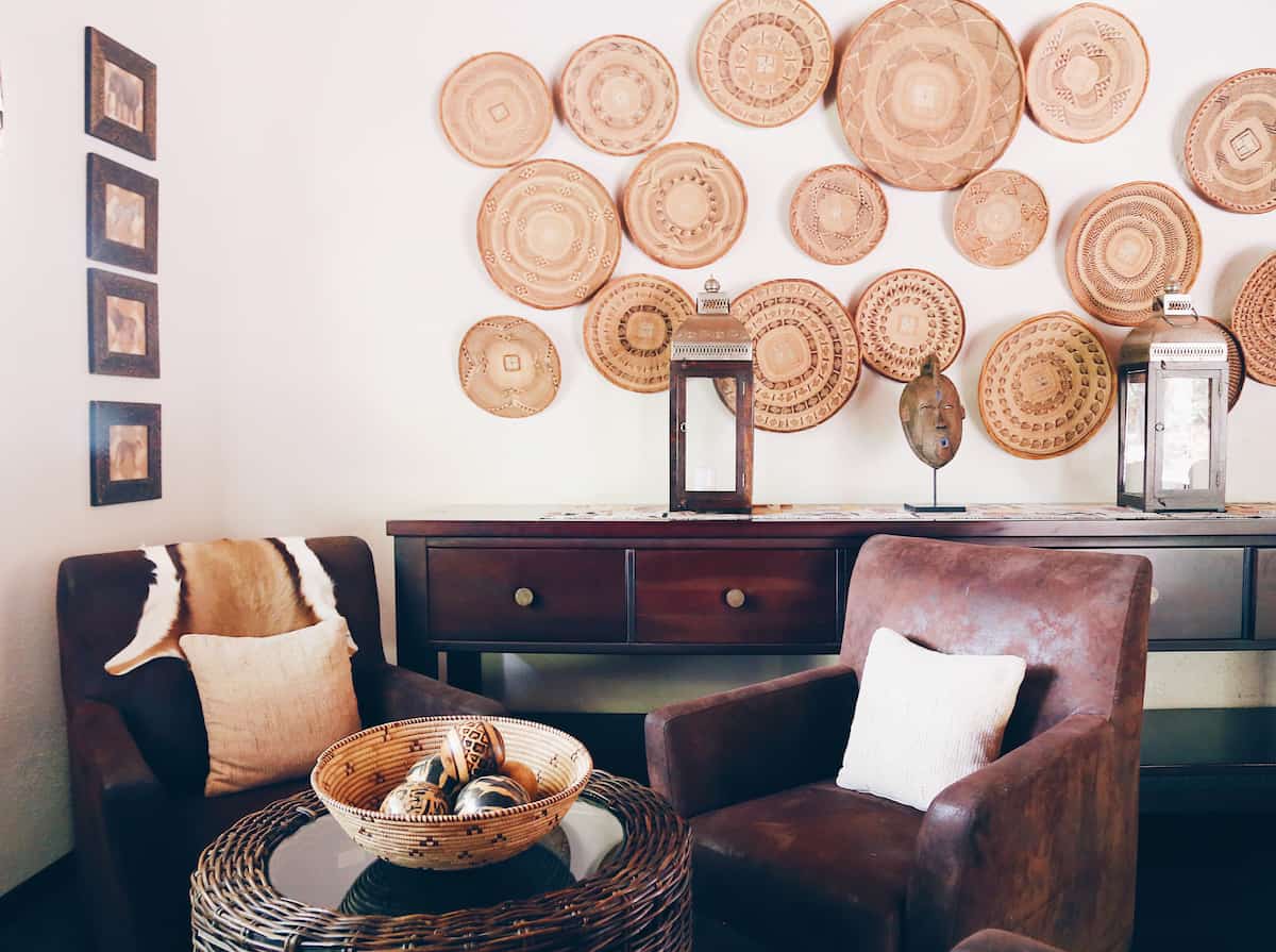 Простой способ добавить африканских мотивов в интерьер — накинуть на диван или кресло плед-шкуру и поставить на журнальный столик плетёную посуду