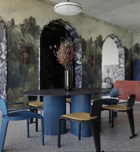 Среди «странной» мебели особенно популярны трёхногие стулья