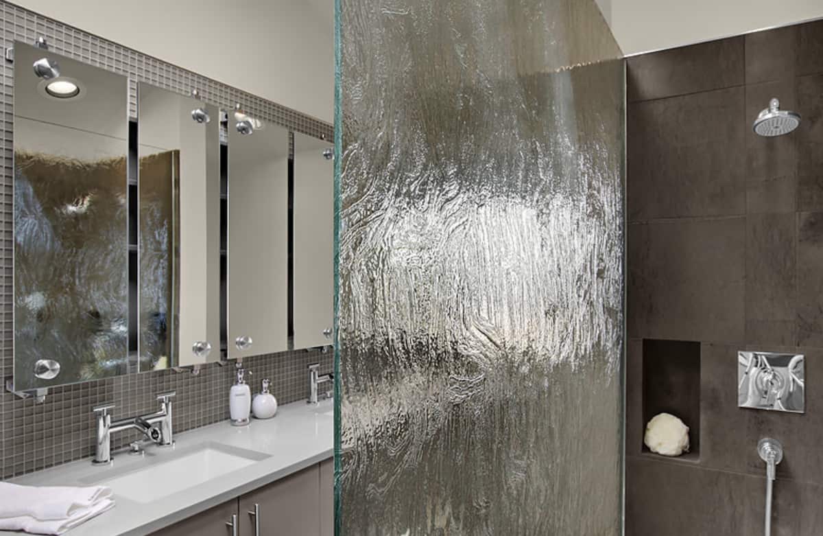 Двери душевой кабины из фактурного стекла — один из главных трендов 2022 года