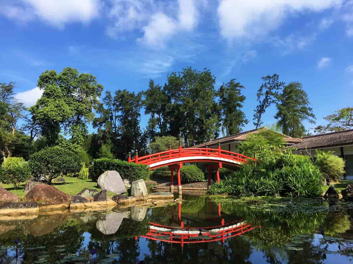 В японском стиле много зелени, камней и воды
