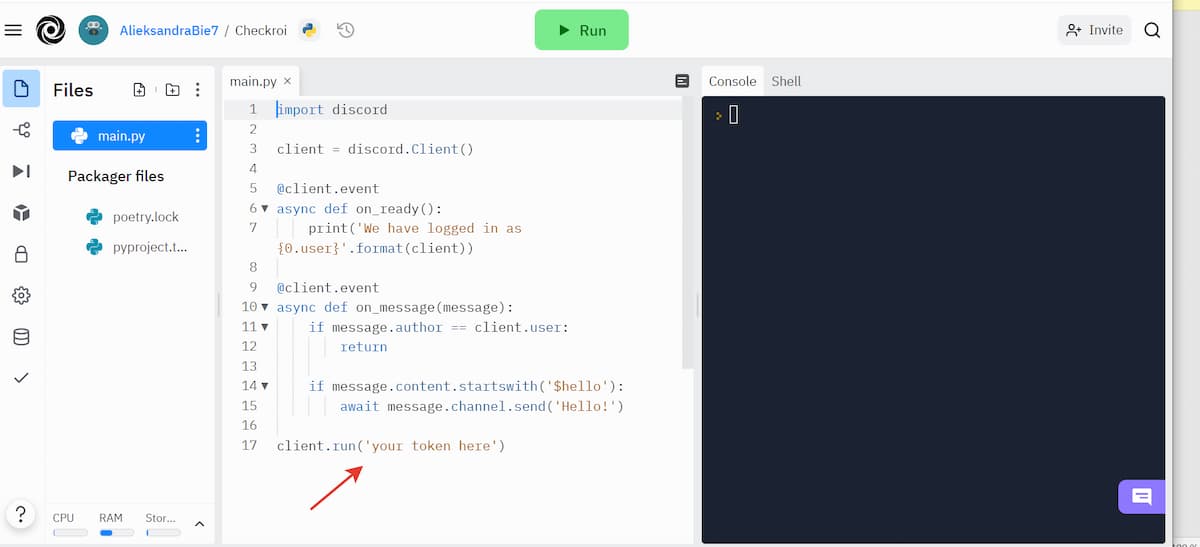 В последней строчке замените фразу «your token here» на ваш токен, который вы скопировали, когда создавали бота и кликните по кнопке «Run»